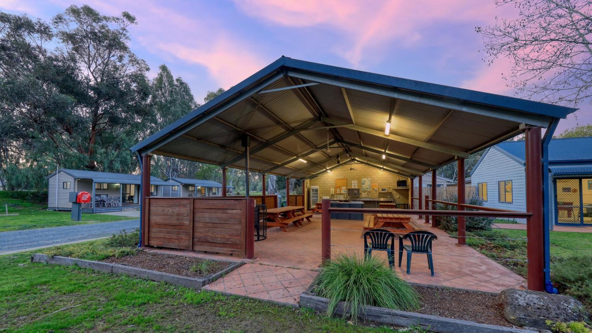 Deniliquin Riverside Caravan Park المظهر الخارجي الصورة