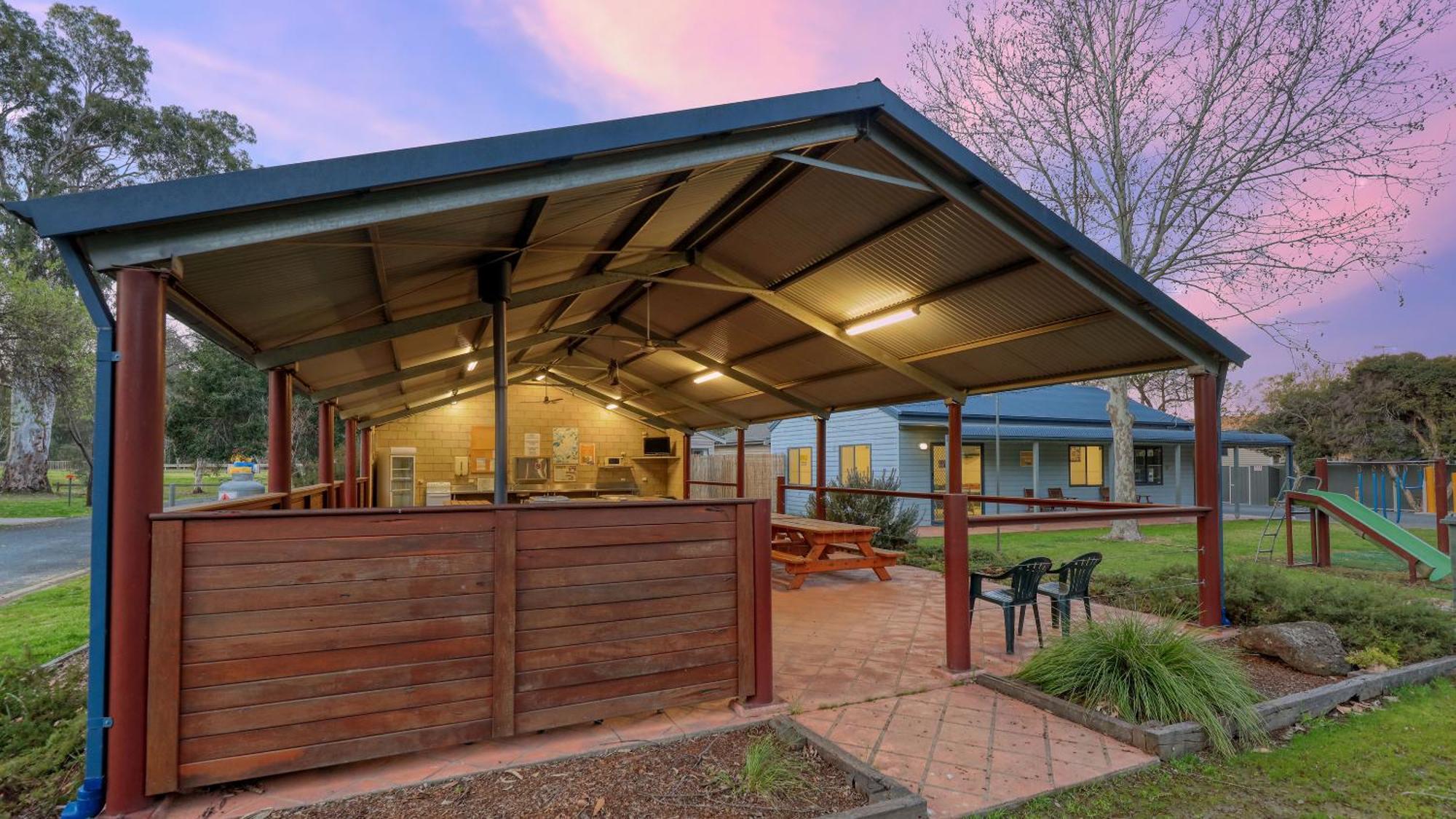 Deniliquin Riverside Caravan Park المظهر الخارجي الصورة
