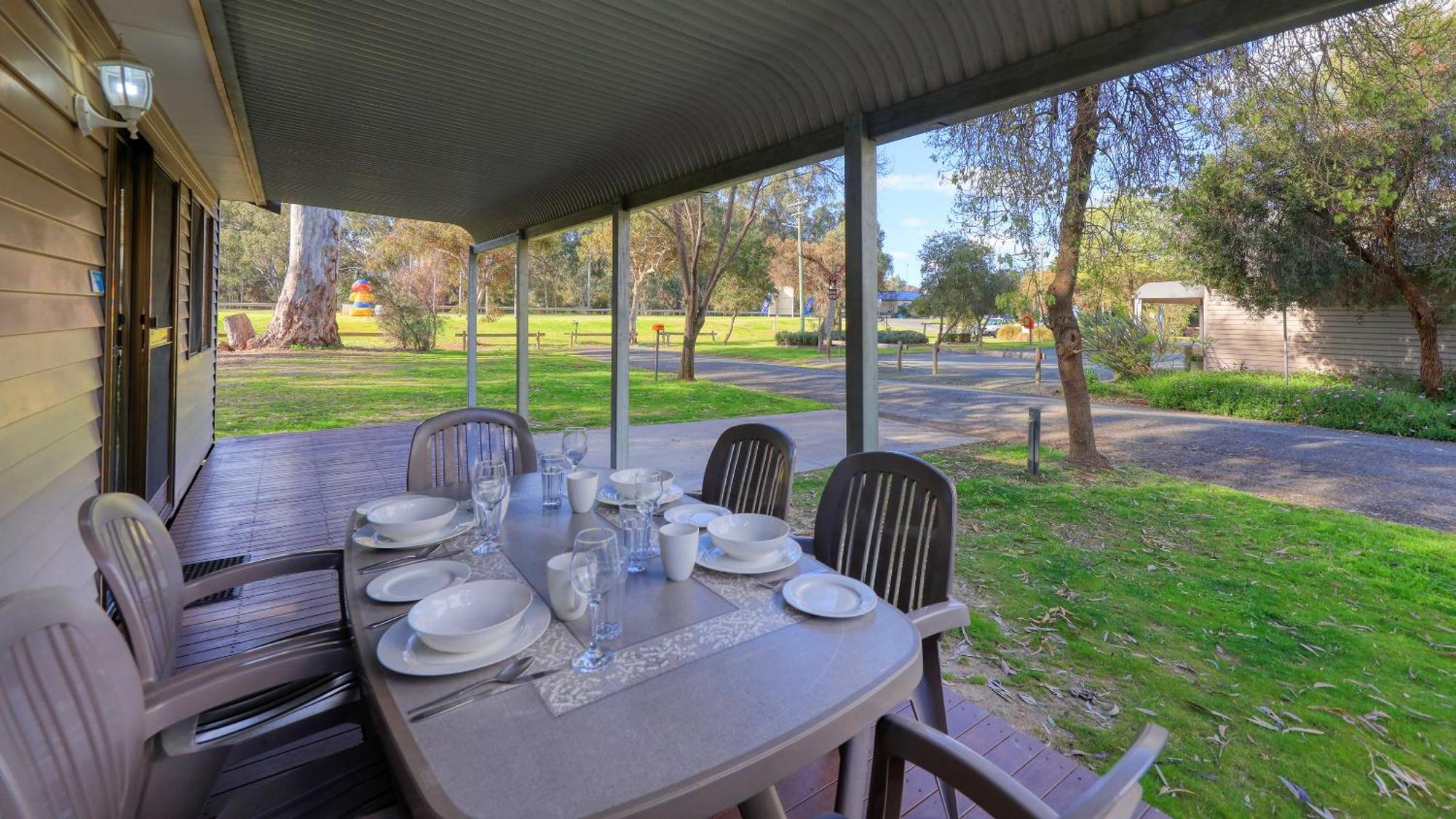Deniliquin Riverside Caravan Park المظهر الخارجي الصورة