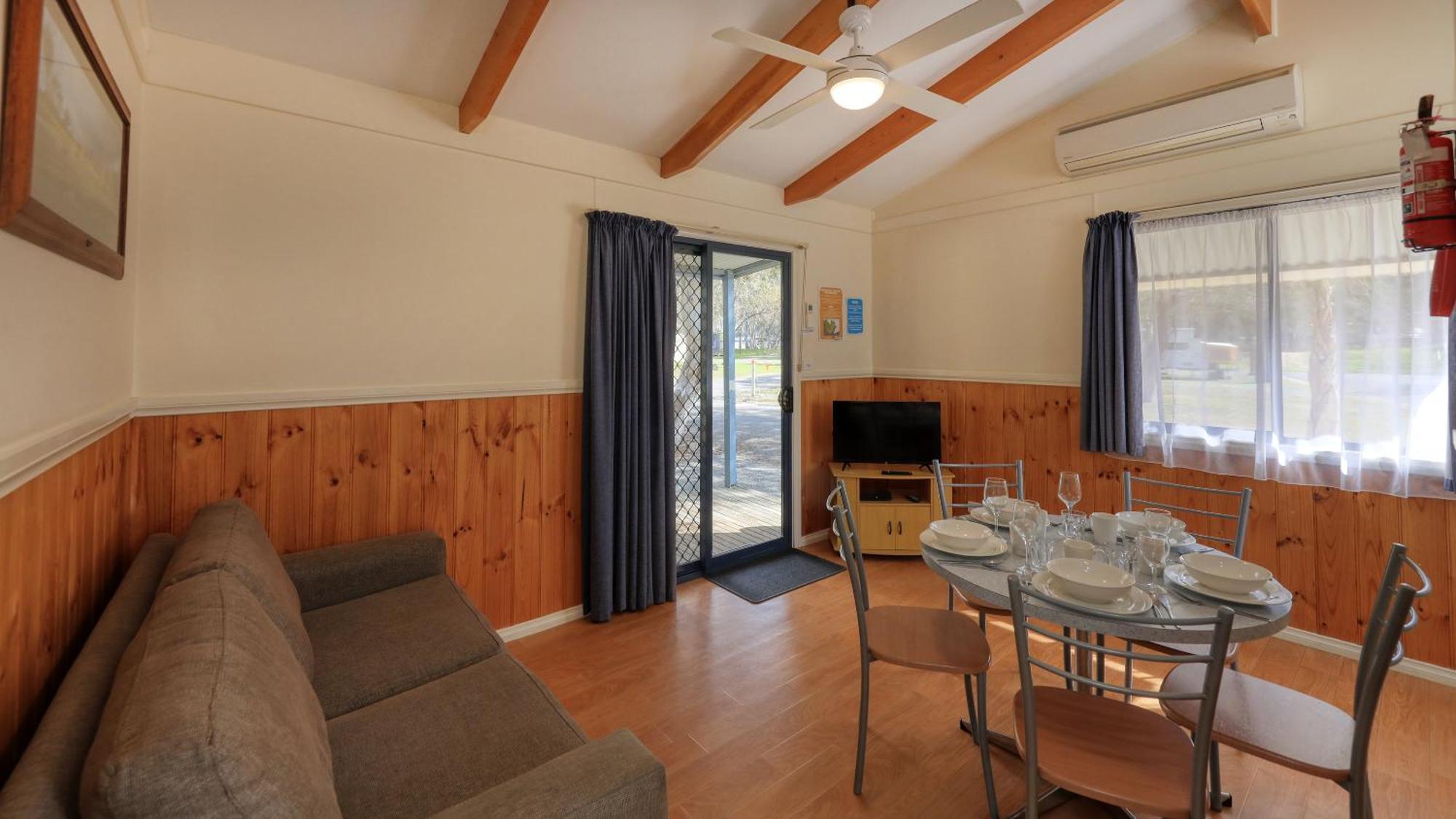 Deniliquin Riverside Caravan Park المظهر الخارجي الصورة