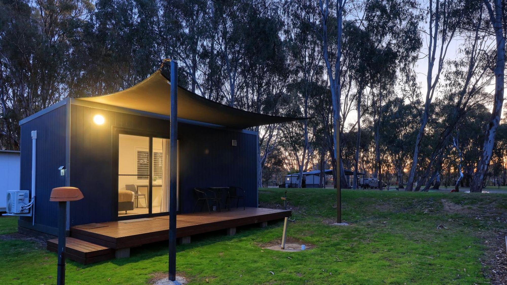 Deniliquin Riverside Caravan Park المظهر الخارجي الصورة