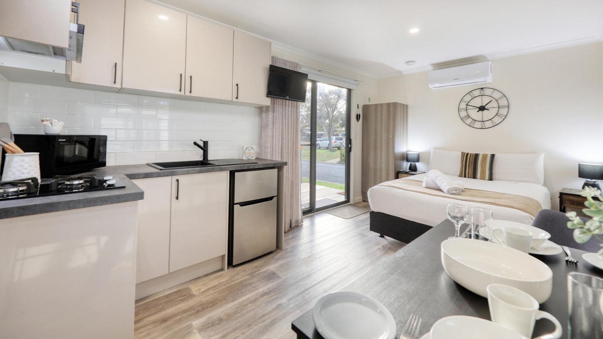 Deniliquin Riverside Caravan Park المظهر الخارجي الصورة