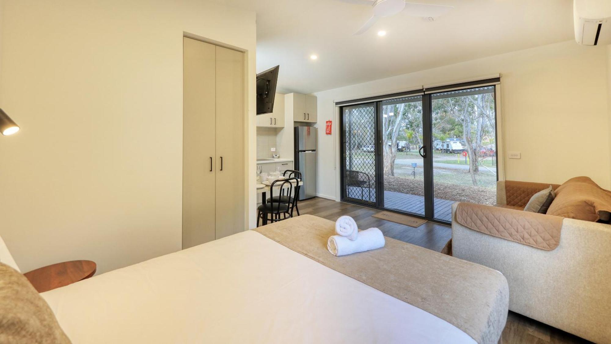 Deniliquin Riverside Caravan Park المظهر الخارجي الصورة