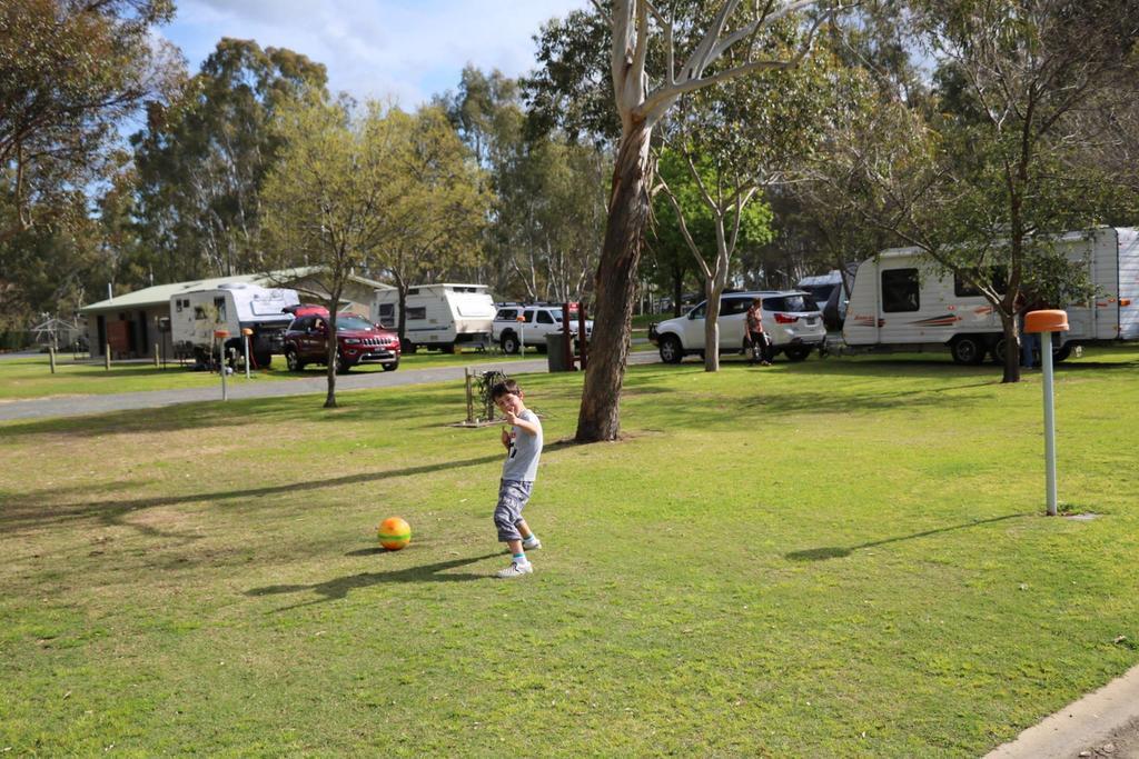 Deniliquin Riverside Caravan Park المظهر الخارجي الصورة